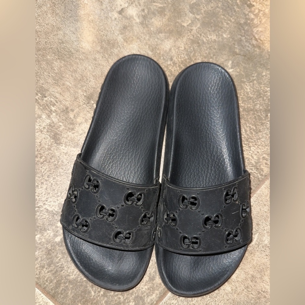 Gucci pool slides size 9